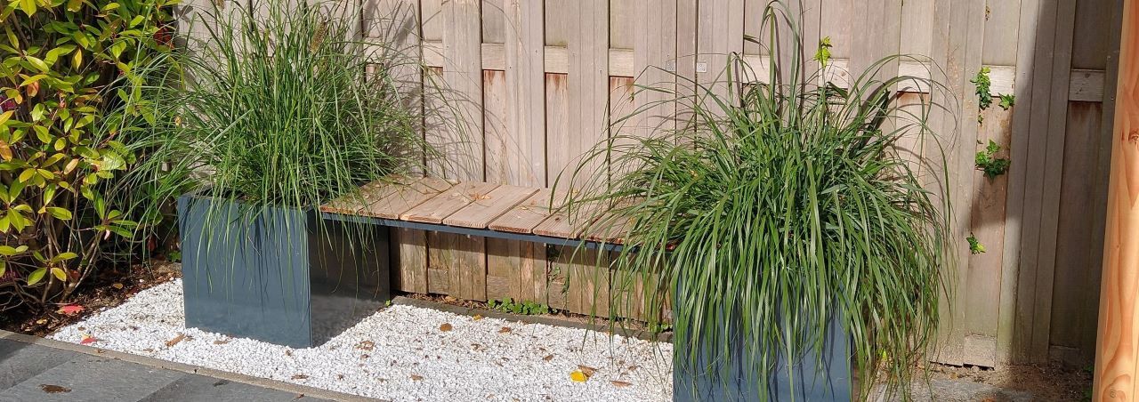 Gepoedercoat staal plantenbakken met bankje Gepoedercoat staal plantenbakken met bankje