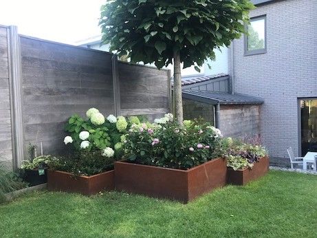 Cortenstaal plantenbakken in de tuin